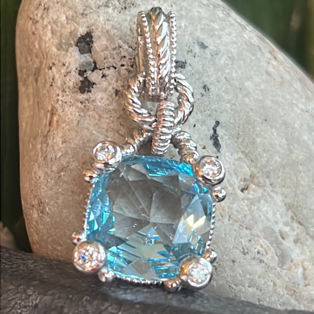 Judith Ripka, 18 karat gold, diamond and blue topaz pendant - Picture 14 of 17